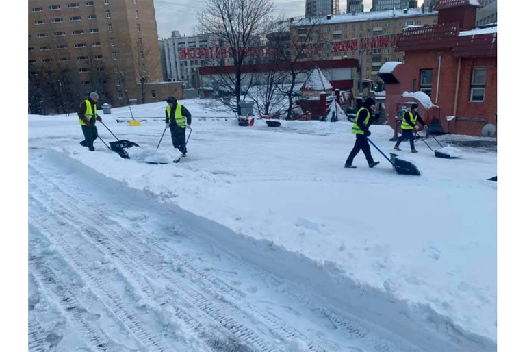 Уборка снега с крыш в Москве