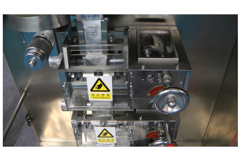 Automatic equipment for obtaining extracts of medicinal plants in pharmaceutical production