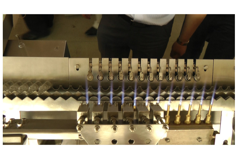 Automatic equipment for obtaining extracts of medicinal plants in pharmaceutical production